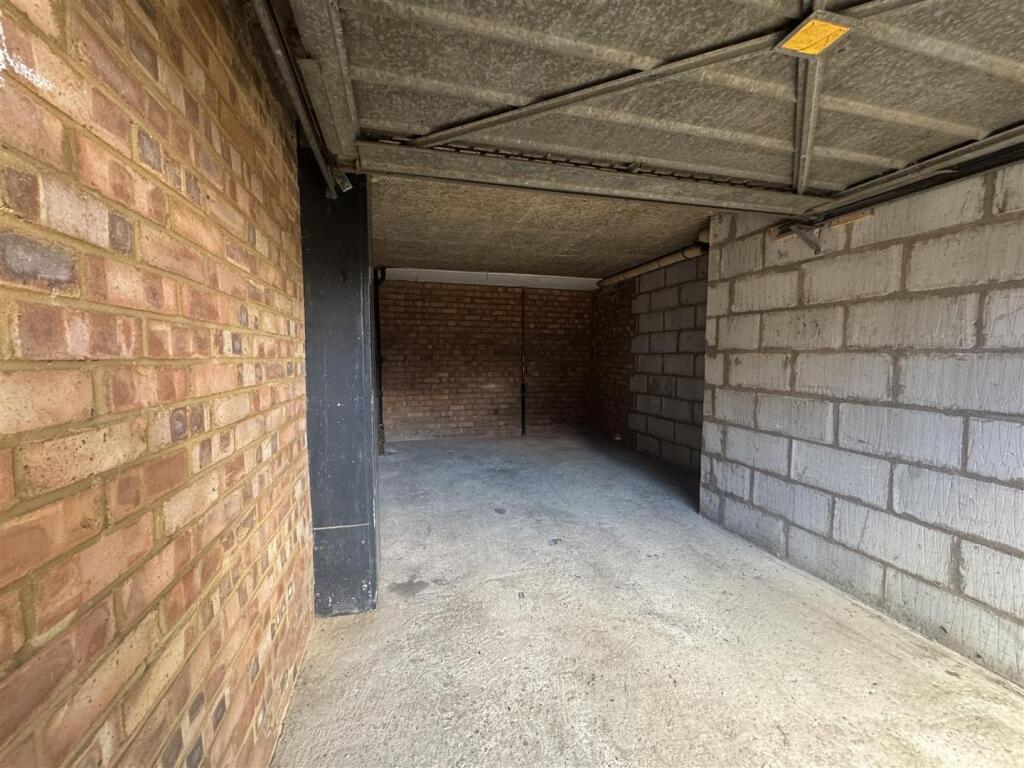 4 bed Garages for rent in Brentford. From Quilliam Property Services