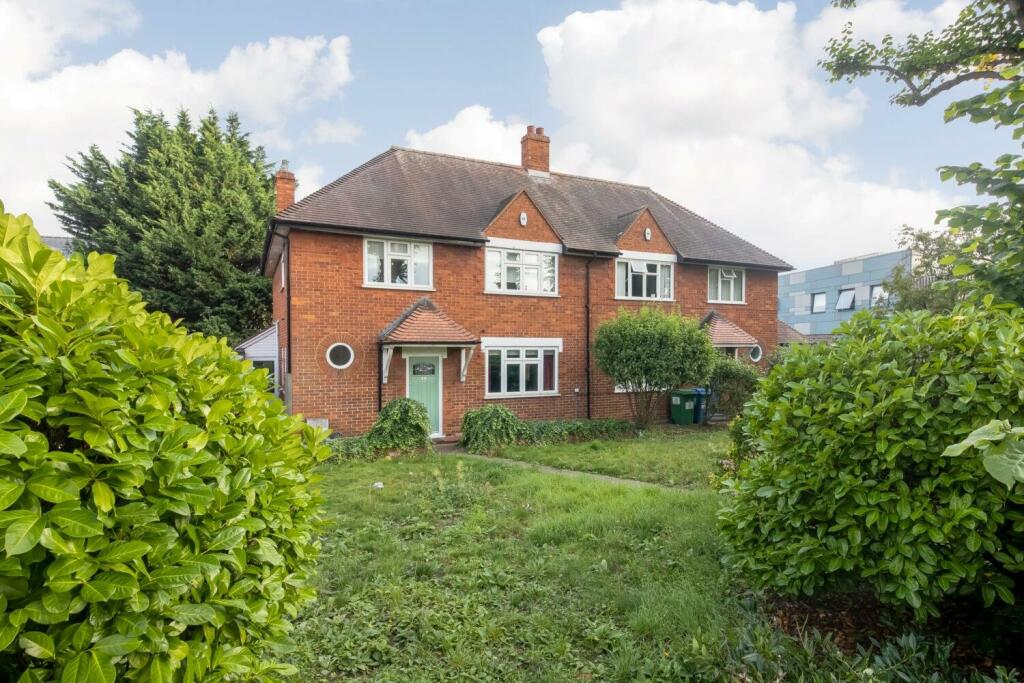 3 bed Detached House for rent in London. From Pedder - East Dulwich
