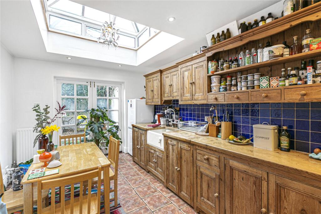2 bed Mid Terraced House for rent in Chelsea. From Stirling Ackroyd - London Bridge 2 bed Mid Terraced House for rent in Chelsea. From Stirling Ackroyd - London Bridge