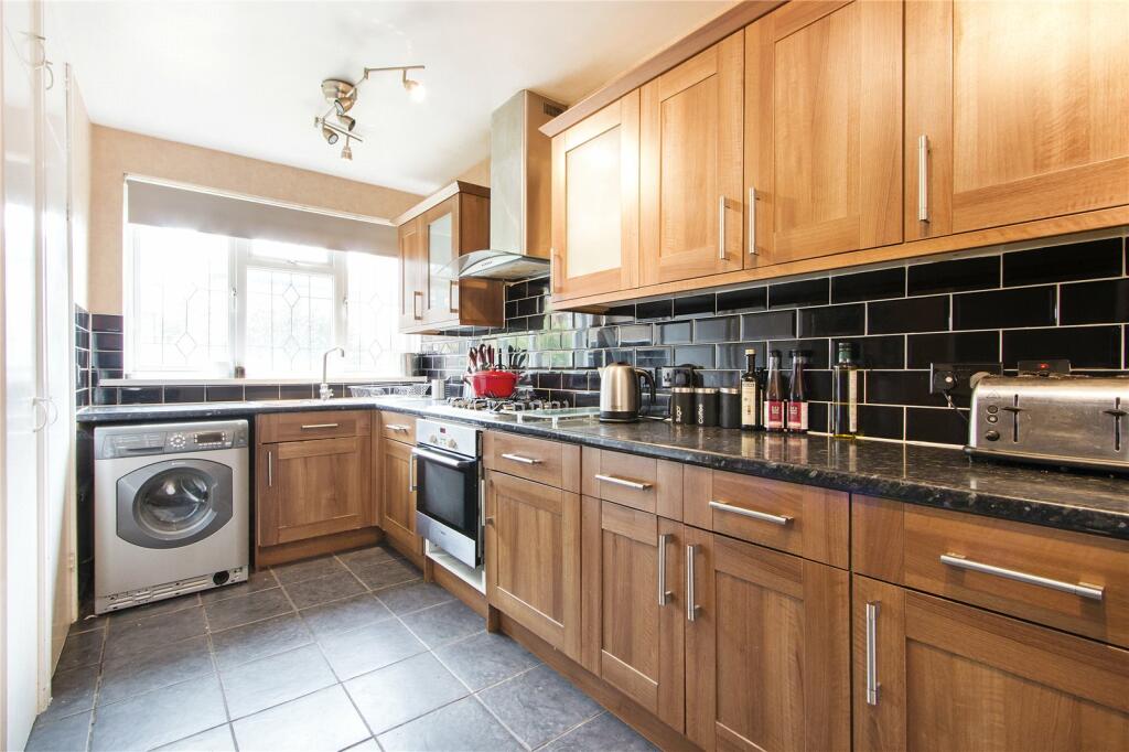 4 bed Mid Terraced House for rent in London. From Stirling Ackroyd - Hackney