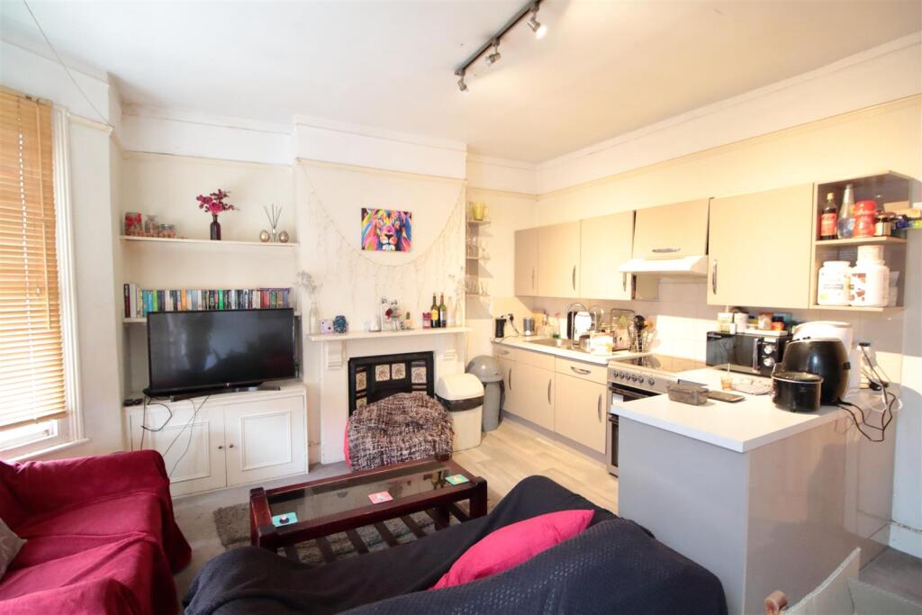 3 bed 1st Floor Flat for rent in Streatham. From Eden Harper - Brixton
