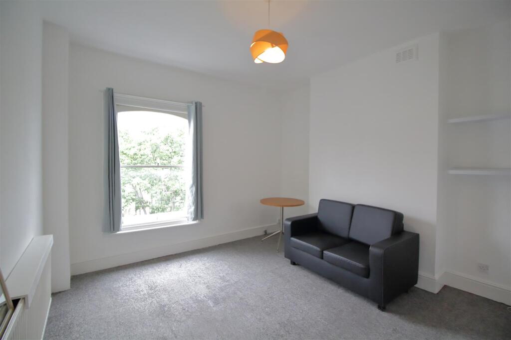 2 bed 1st Floor Flat for rent in Clapham. From Eden Harper - Brixton