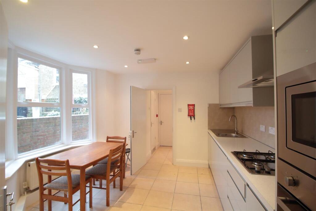 6 bed Mid Terraced House for rent in Clapham. From Eden Harper - Brixton 6 bed Mid Terraced House for rent in Clapham. From Eden Harper - Brixton