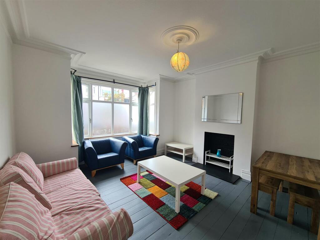 4 bed Mid Terraced House for rent in Clapham. From Eden Harper - Brixton 4 bed Mid Terraced House for rent in Clapham. From Eden Harper - Brixton
