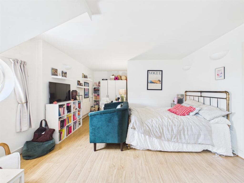 4 bed Studio for rent in Battersea. From Eden Harper - Battersea