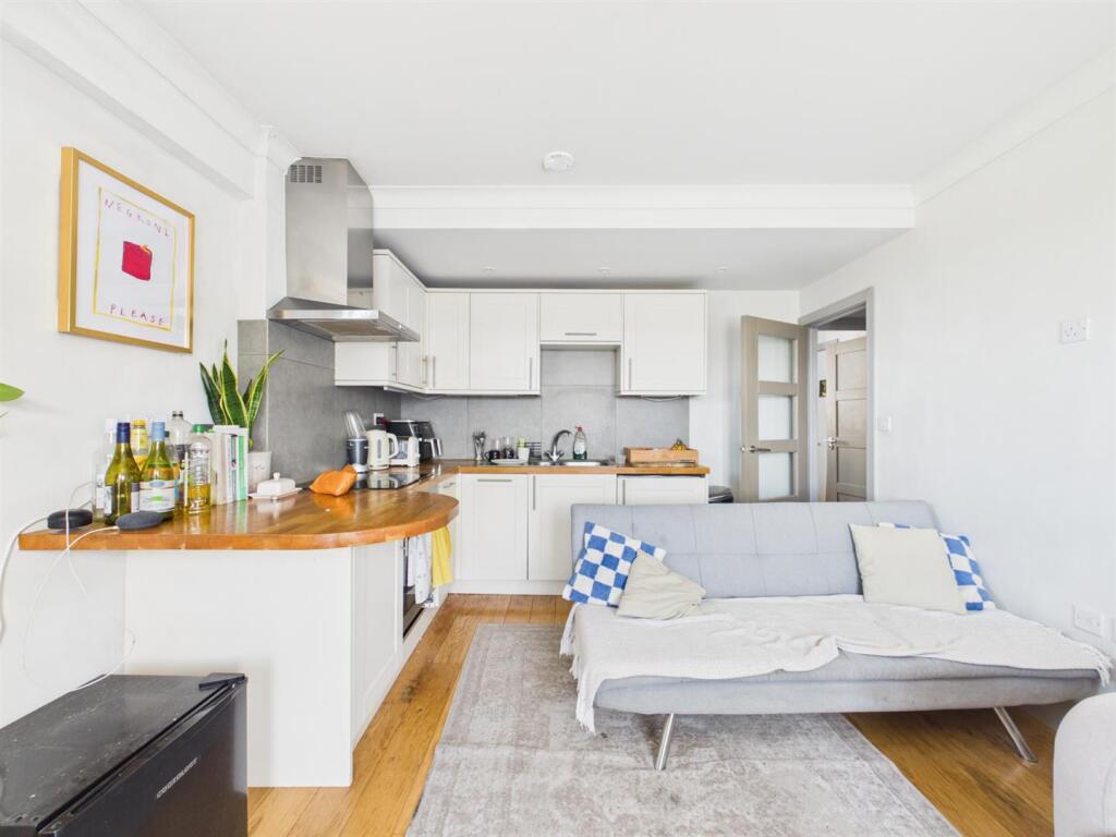 3 bed 1st Floor Flat for rent in Clapham. From Eden Harper - Battersea 3 bed 1st Floor Flat for rent in Clapham. From Eden Harper - Battersea