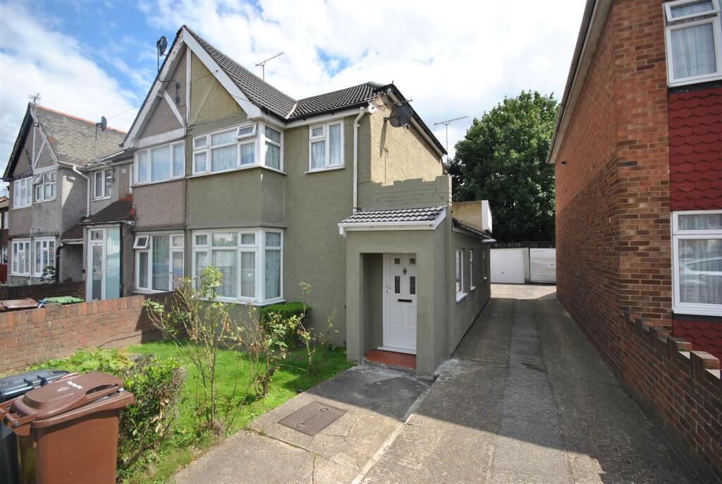 3 bed End of Terrace for rent in Dagenham. From Steps Estate Agents - Dagenham