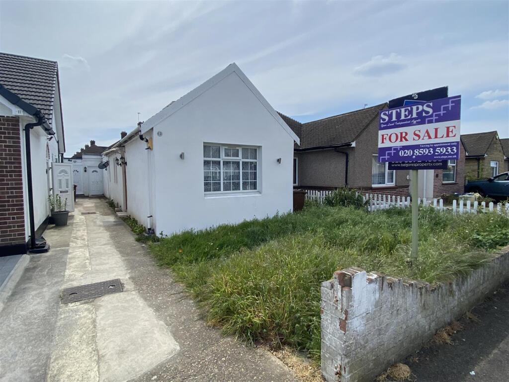 5 bed Semi-detached bungalow for rent in Dagenham. From Steps Estate Agents - Dagenham