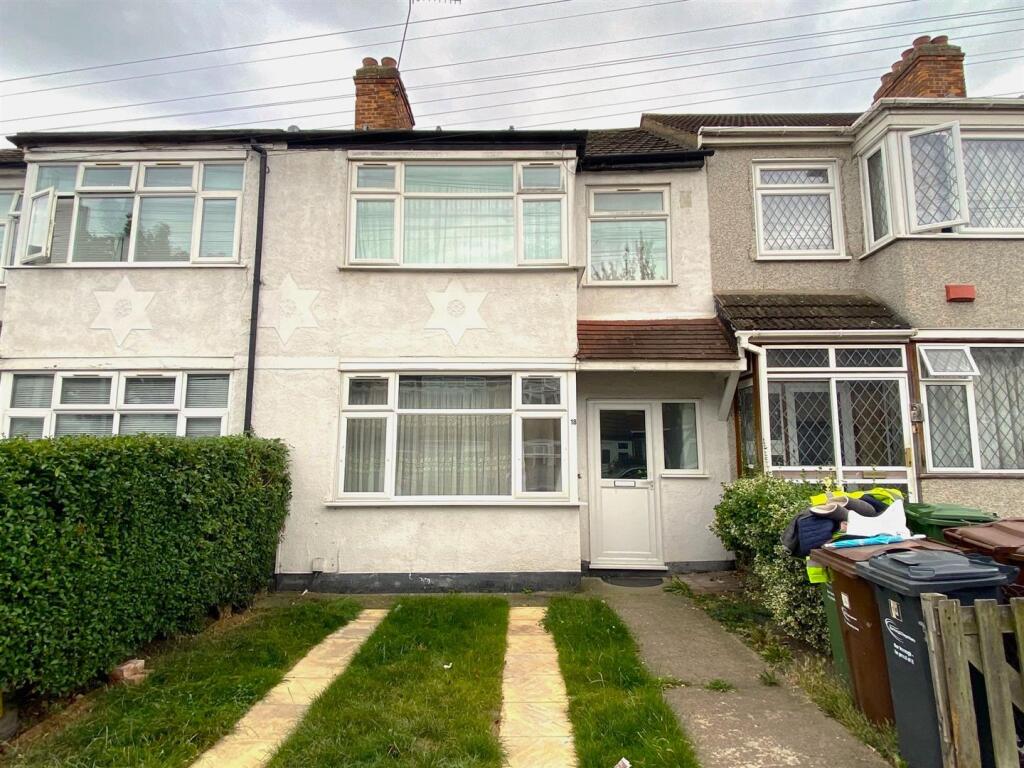 3 bed Mid Terraced House for rent in Dagenham. From Steps Estate Agents - Dagenham