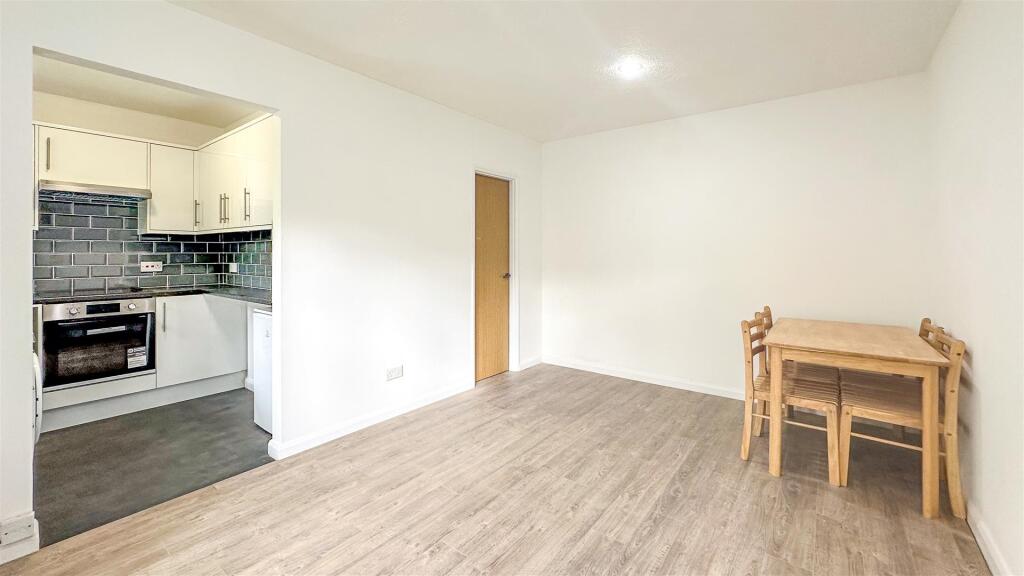 4 bed Studio for rent in Hayes. From tomkins