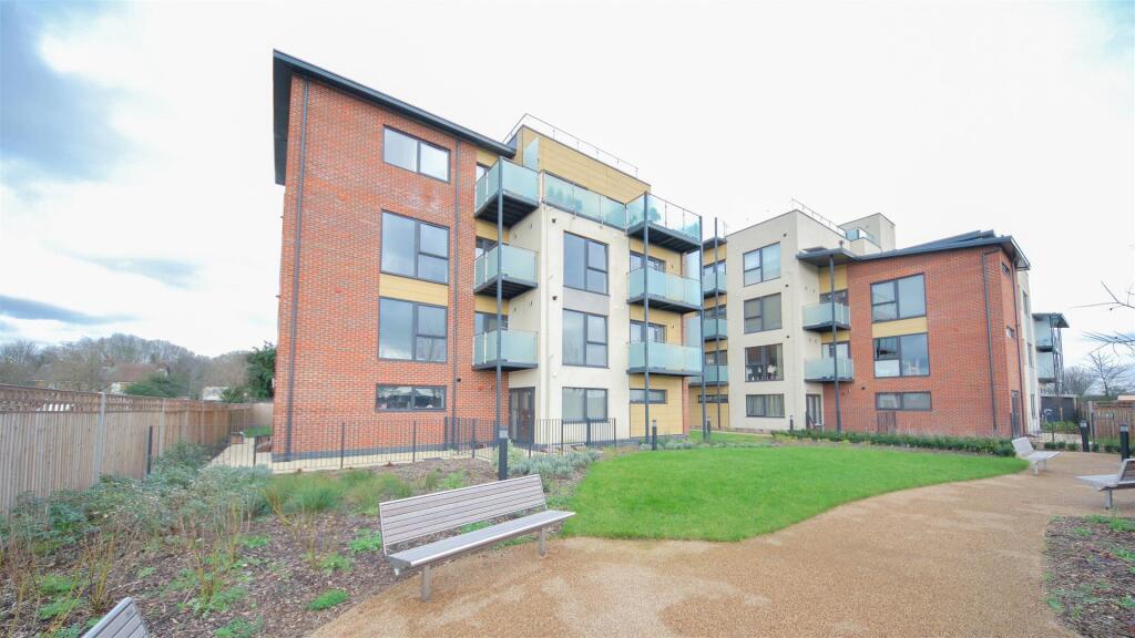 2 bed Apartment for rent in Hayes. From tomkins