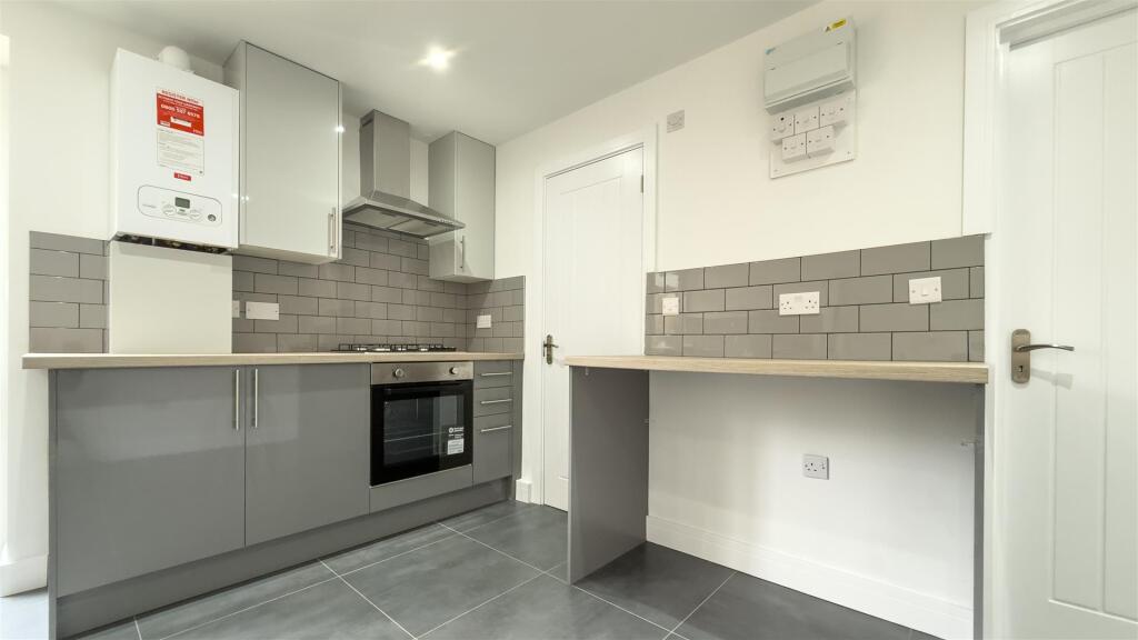 2 bed 1st Floor Flat for rent in Southall. From tomkins