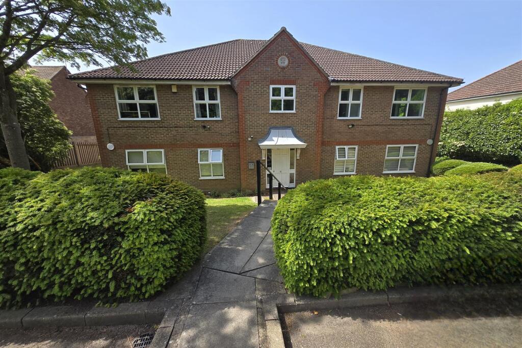 2 bed 1st Floor Flat for rent in Hadley Wood. From Michael Wright & Co - Cockfosters 2 bed 1st Floor Flat for rent in Hadley Wood. From Michael Wright & Co - Cockfosters