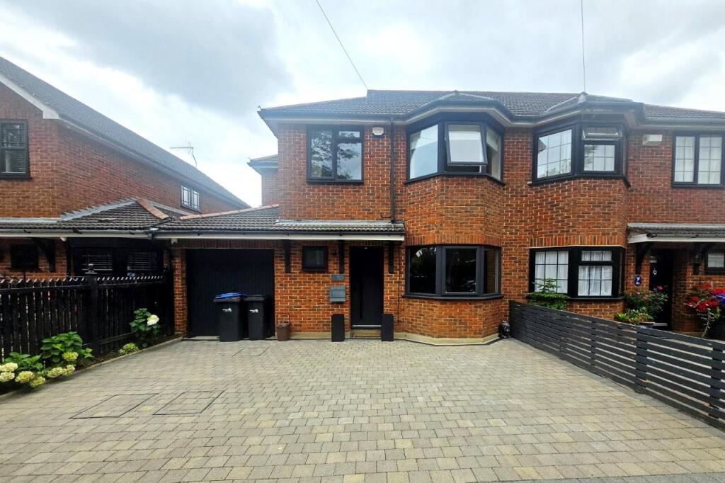 3 bed Detached for rent in Hadley Wood. From Michael Wright & Co - Cockfosters 3 bed Detached for rent in Hadley Wood. From Michael Wright & Co - Cockfosters