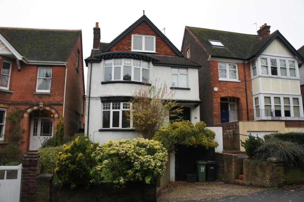 5 bed Detached House for rent in Reigate. From Woodlands Estate Agents
