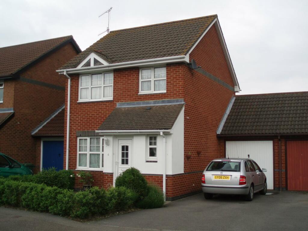 3 bed Detached House for rent in Horley. From Woodlands Estate Agents