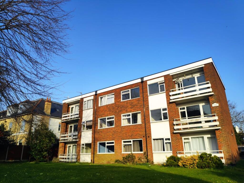 2 bed Apartment for rent in Redhill. From Woodlands Estate Agents - Redhill - Sales