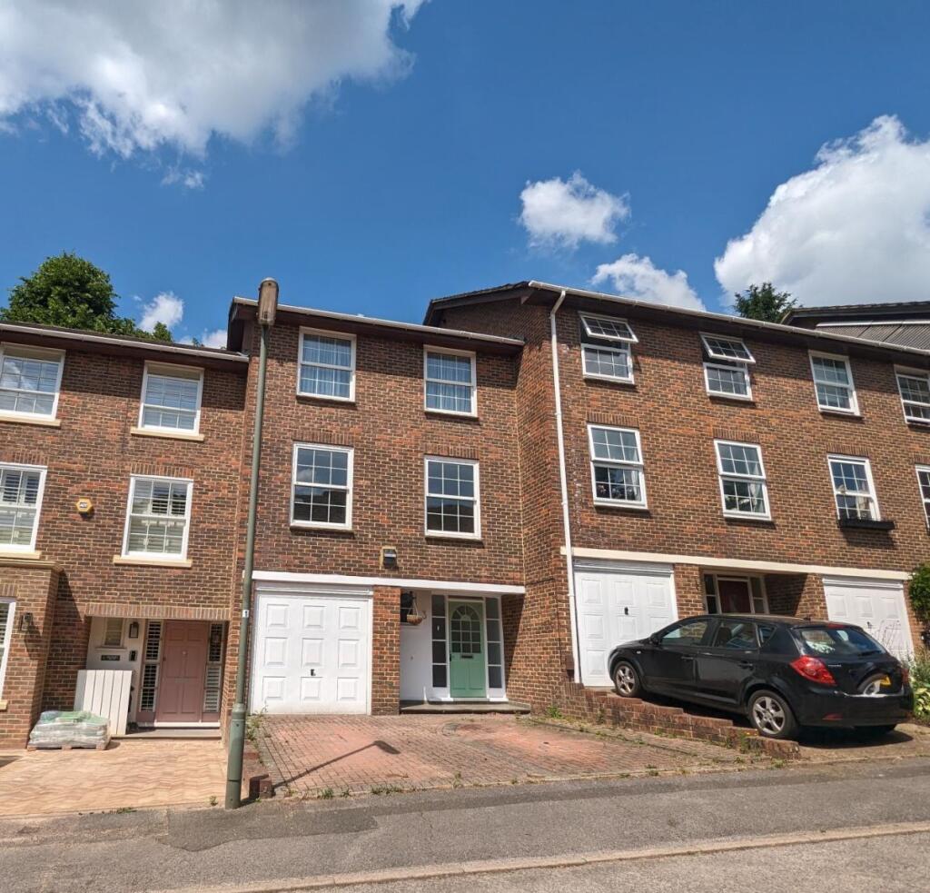 4 bed Mid Terraced House for rent in Redhill. From Woodlands Estate Agents - Redhill - Sales 4 bed Mid Terraced House for rent in Redhill. From Woodlands Estate Agents - Redhill - Sales