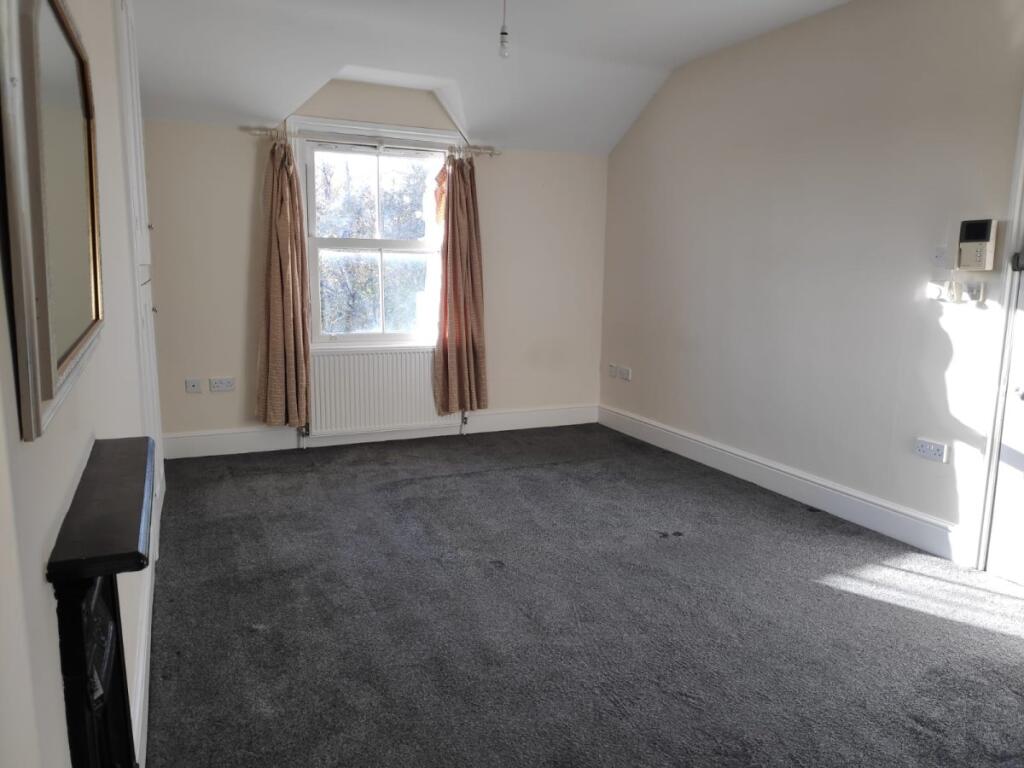 0 bed 1st Floor Flat for rent in Redhill. From Woodlands Estate Agents - Redhill - Sales