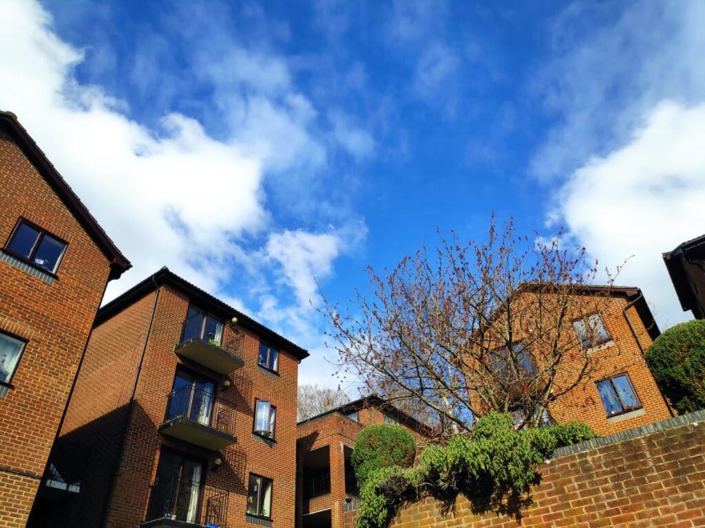 2 bed Apartment for rent in Redhill. From Woodlands Estate Agents - Redhill - Sales