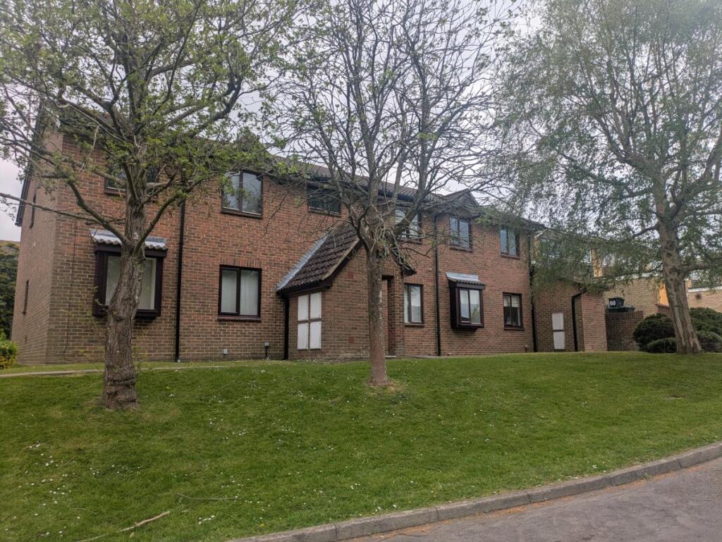 2 bed Apartment for rent in Salfords. From Woodlands Estate Agents - Redhill - Sales