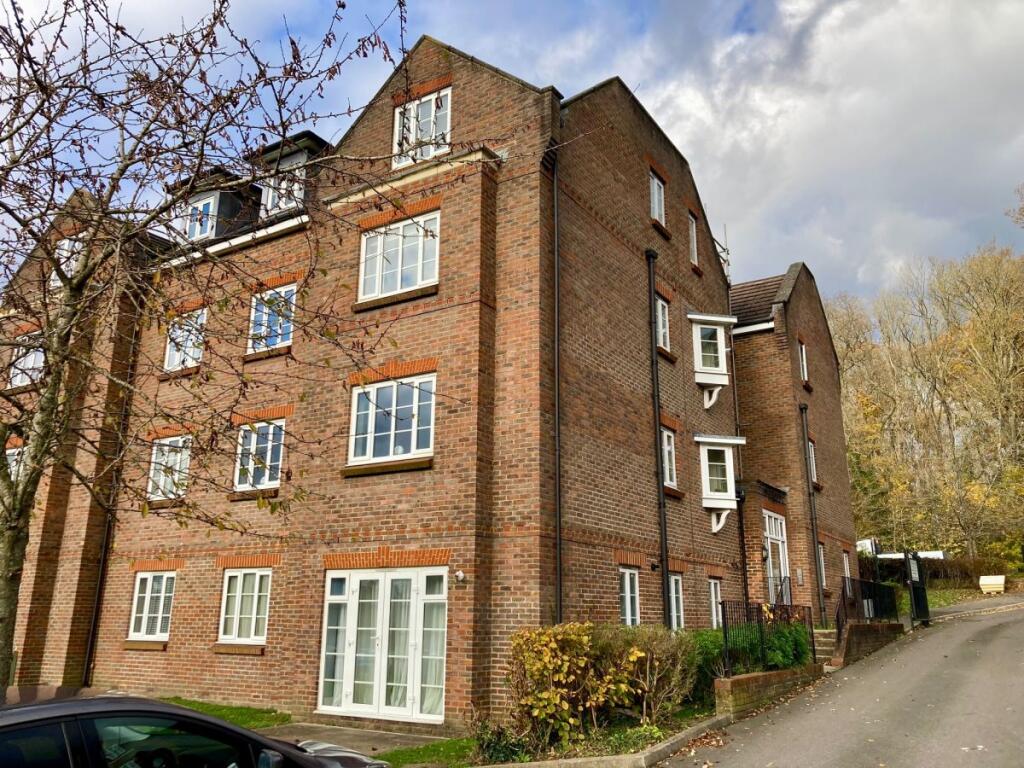 2 bed Apartment for rent in Redhill. From Woodlands Estate Agents - Redhill - Sales