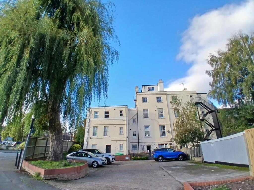 4 bed 1st Floor Flat for rent in Redhill. From Woodlands Estate Agents - Redhill - Sales 4 bed 1st Floor Flat for rent in Redhill. From Woodlands Estate Agents - Redhill - Sales