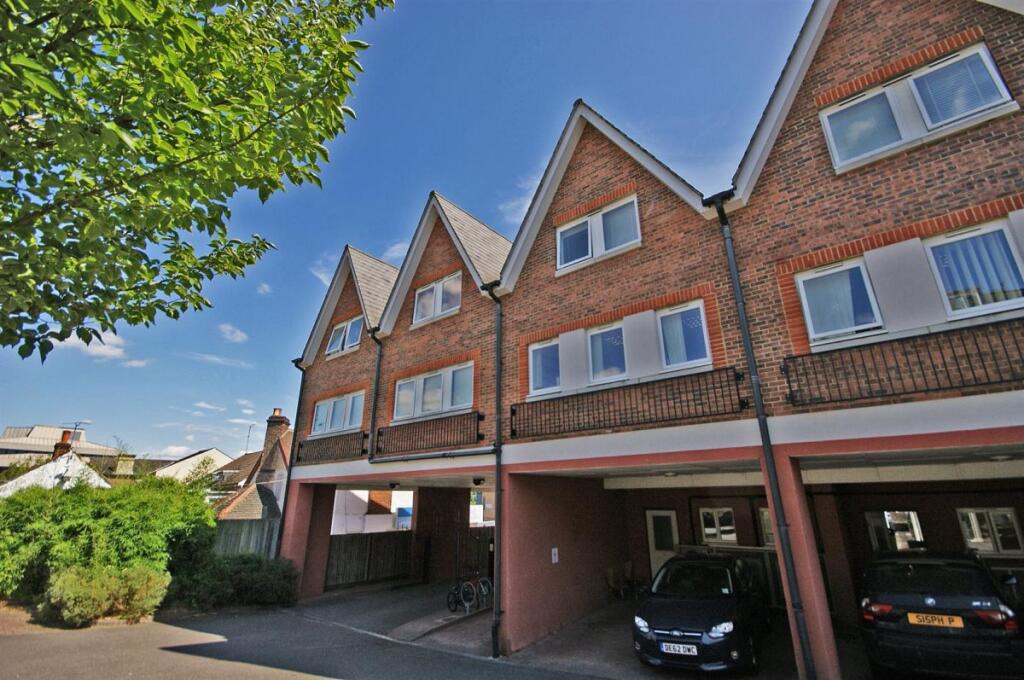 2 bed 1st Floor Flat for rent in Redhill. From Woodlands Estate Agents - Redhill - Sales