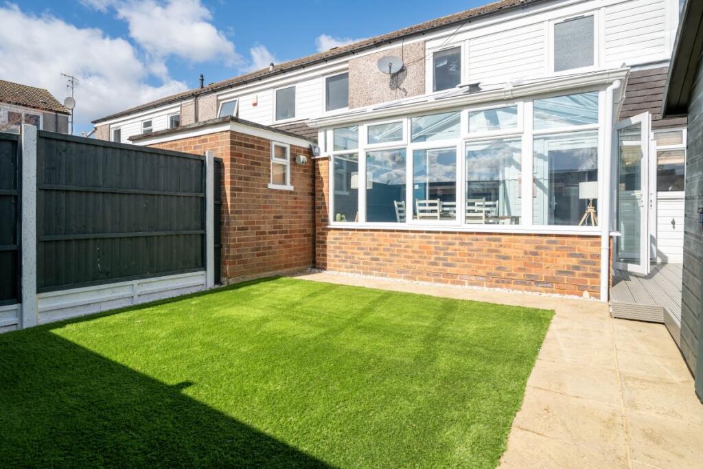 4 bed Mid Terraced House for rent in Horley. From Woodlands Estate Agents - Redhill - Sales 4 bed Mid Terraced House for rent in Horley. From Woodlands Estate Agents - Redhill - Sales