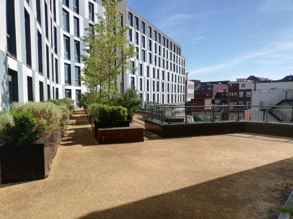2 bed Apartment for rent in Redhill. From Woodlands Estate Agents - Redhill - Sales