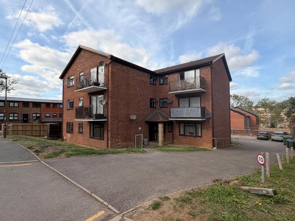 2 bed Apartment for rent in Redhill. From Woodlands Estate Agents - Redhill - Sales