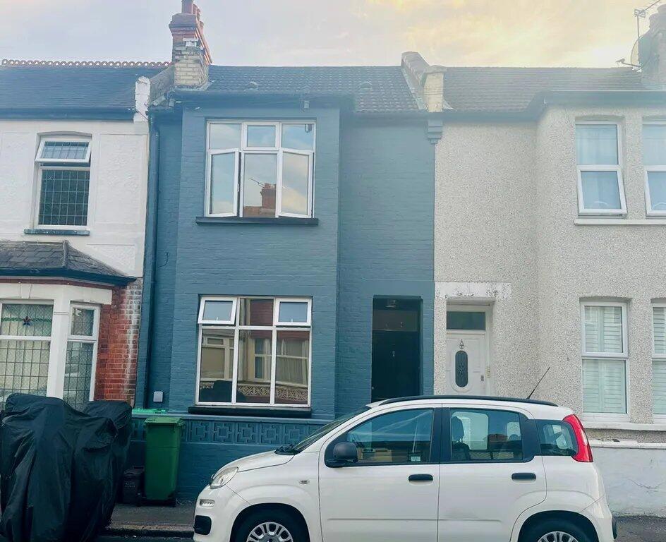 5 bed Detached for rent in Mitcham. From Next Move 5 bed Detached for rent in Mitcham. From Next Move