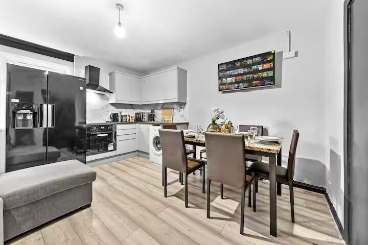 6 bed Detached for rent in Hendon. From Next Move