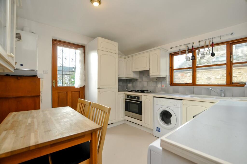 3 bed 1st Floor Flat for rent in Stoke Newington. From Next Move 3 bed 1st Floor Flat for rent in Stoke Newington. From Next Move