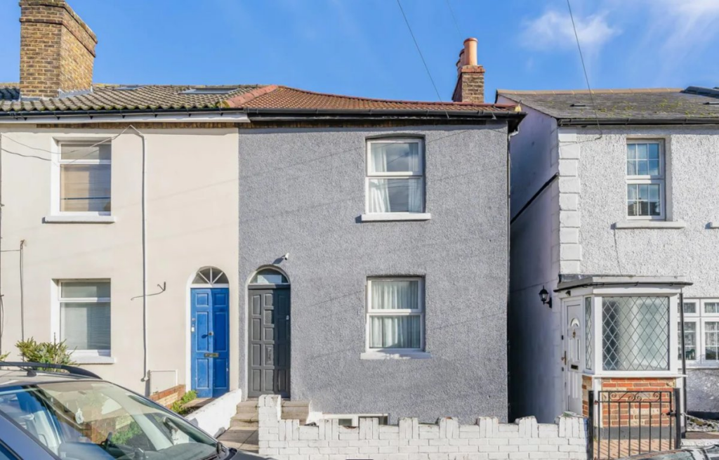 5 bed Mid Terraced House for rent in Carshalton. From Next Move 5 bed Mid Terraced House for rent in Carshalton. From Next Move