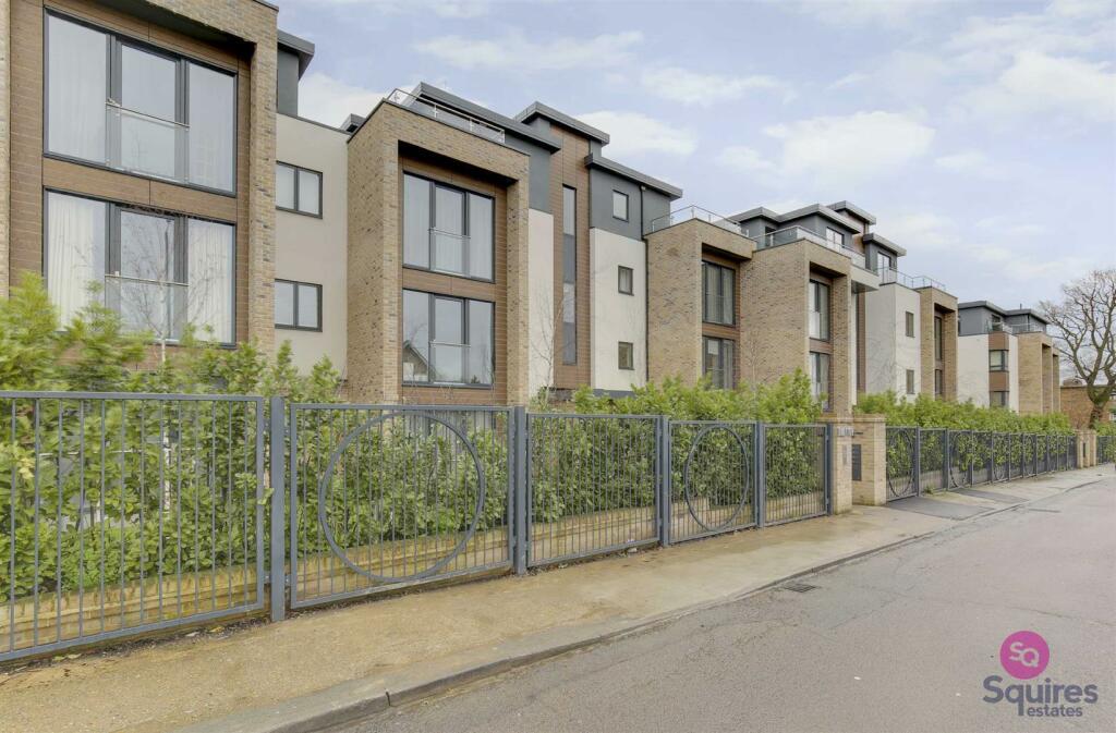 2 bed Flat for rent in London. From Squires Estates