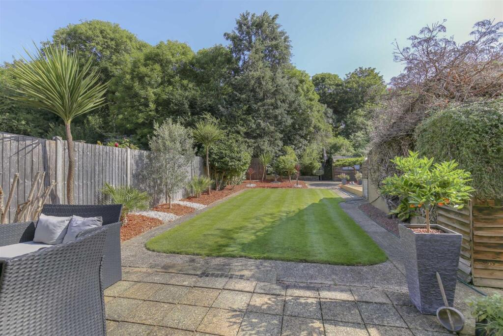 2 bed Semi-detached bungalow for rent in Finchley. From Squires Estates - Mill Hill