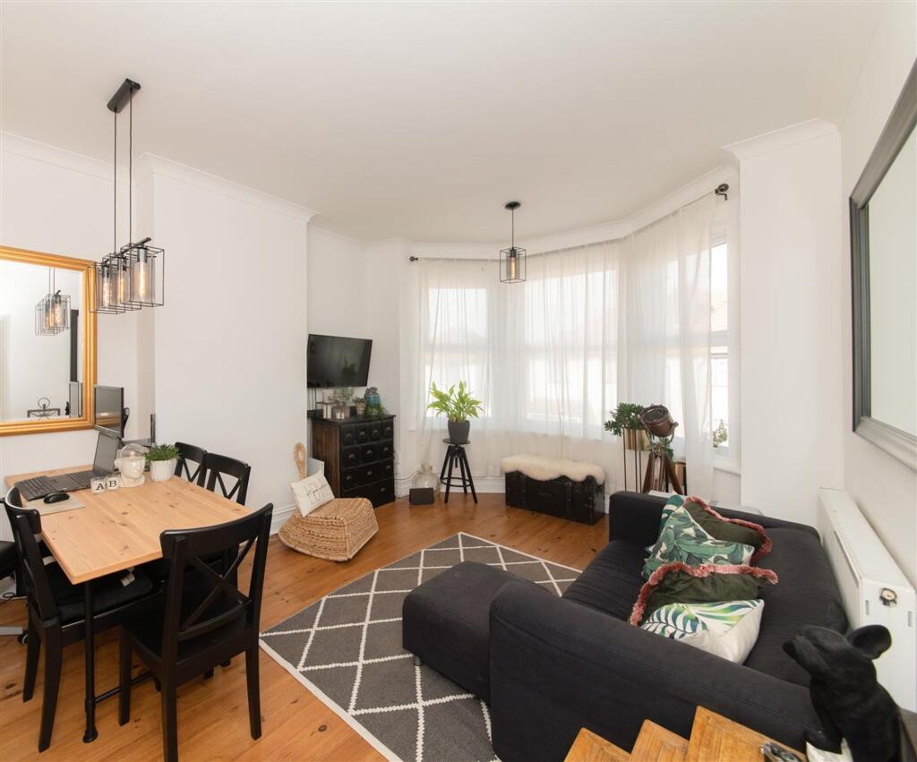 3 bed 1st Floor Flat for rent in Hendon. From Squires Estates - Mill Hill