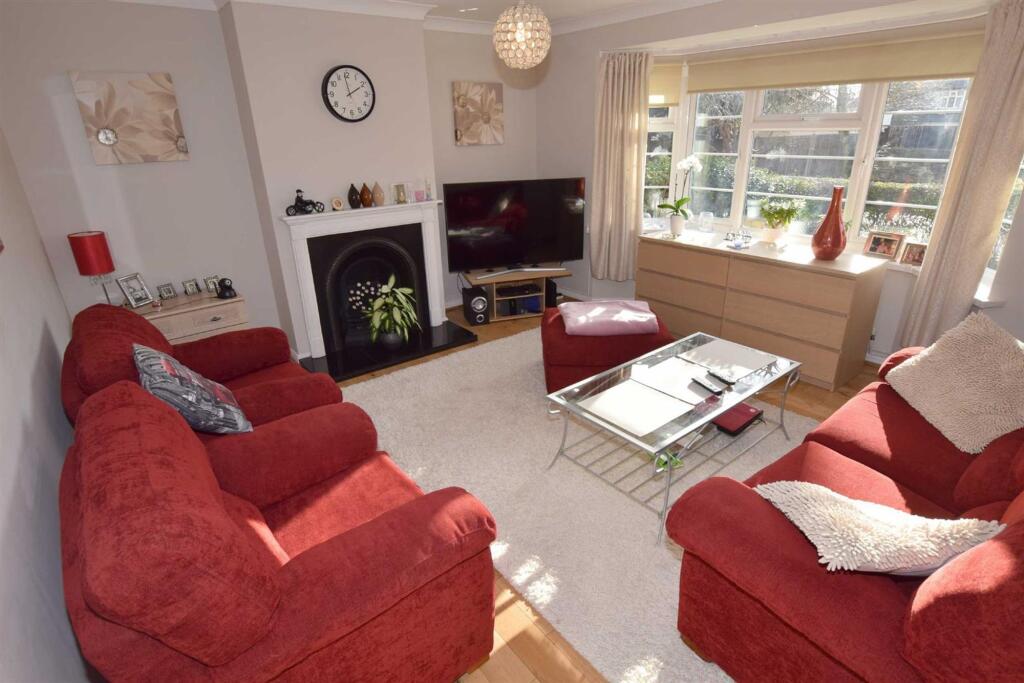 2 bed 1st Floor Flat for rent in Finchley. From Squires Estates - Mill Hill