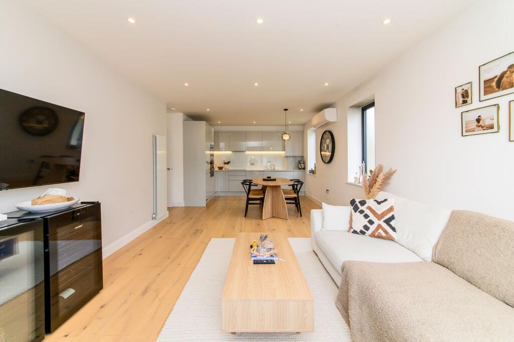 3 bed 1st Floor Flat for rent in Hendon. From Squires Estates - Mill Hill