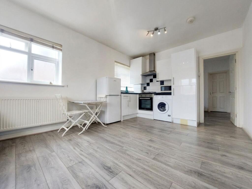 1 bed 1st Floor Flat for rent in London. From Squires Estates - Mill Hill