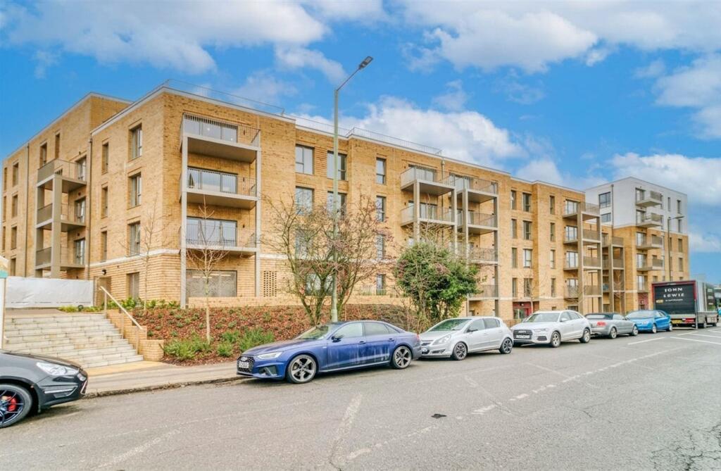 2 bed 1st Floor Flat for rent in Finchley. From Squires Estates - Mill Hill