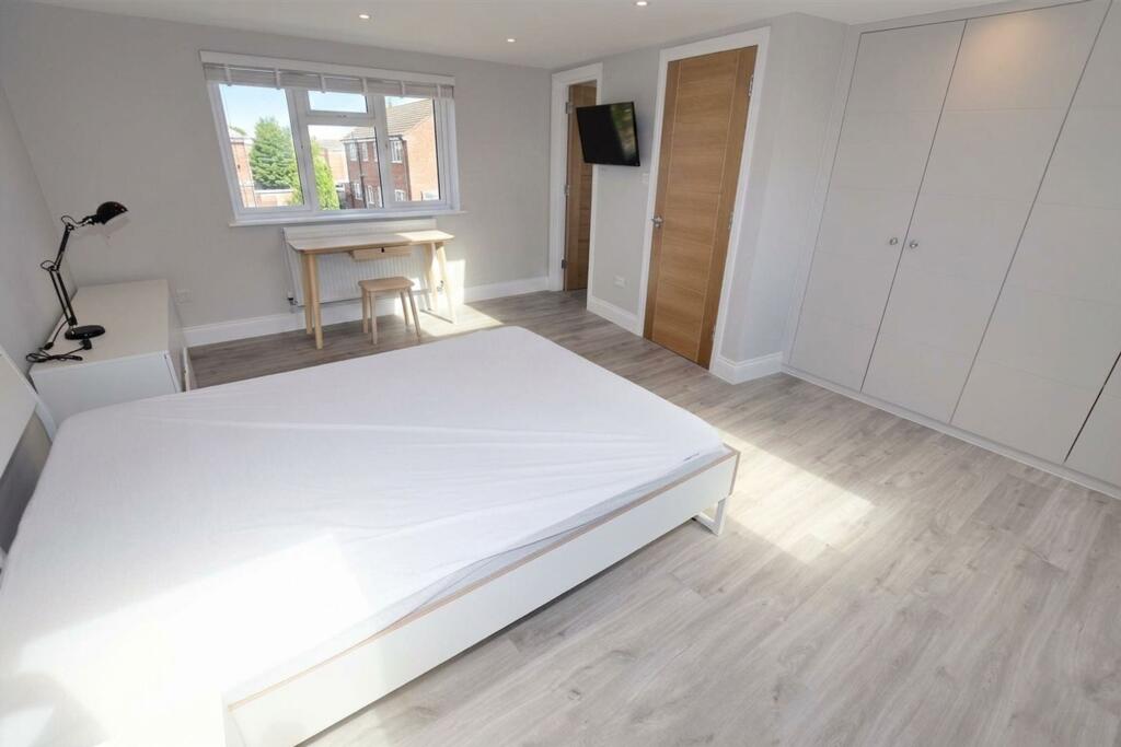 4 bed Not Specified for rent in Hendon. From Squires Estates - Mill Hill