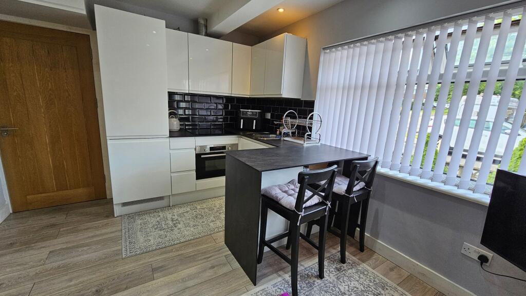 1 bed 1st Floor Flat for rent in London. From Squires Estates - Mill Hill