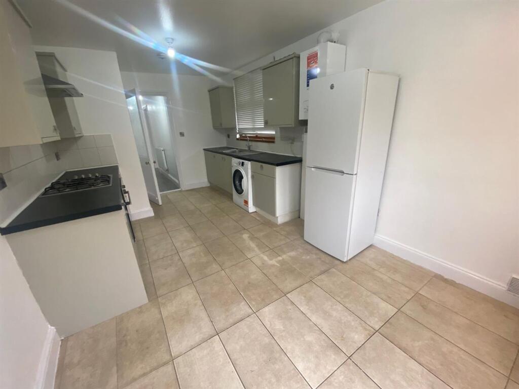1 bed 1st Floor Flat for rent in London. From Squires Estates - Mill Hill