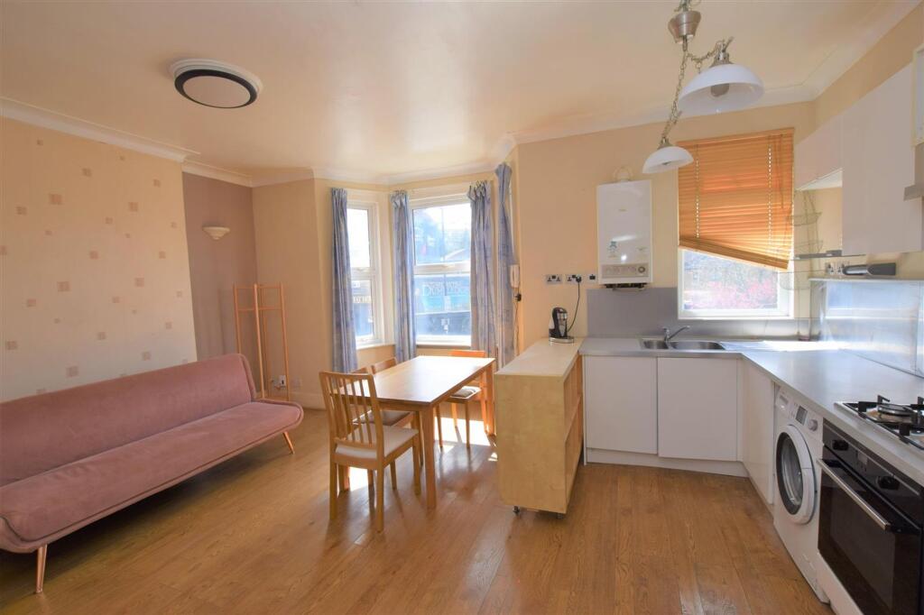 3 bed 1st Floor Flat for rent in Hendon. From Squires Estates - Mill Hill