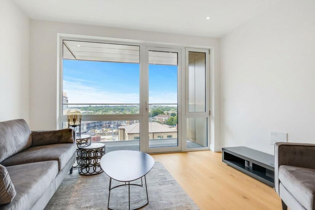 2 bed 1st Floor Flat for rent in Finchley. From Squires Estates - Mill Hill