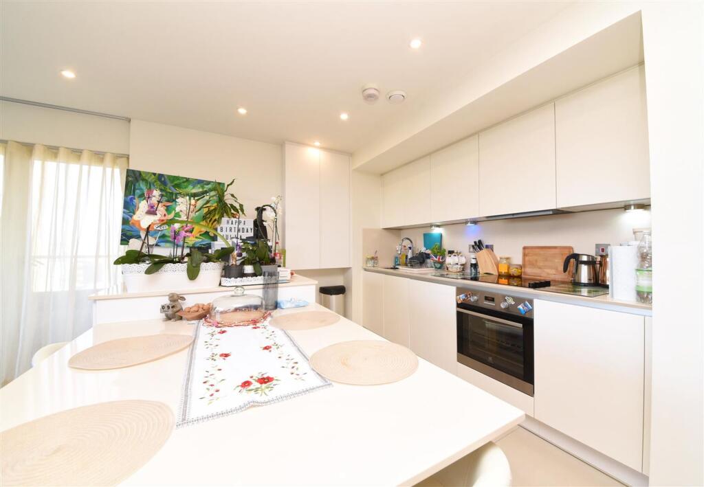 2 bed 1st Floor Flat for rent in Hendon. From Squires Estates - Mill Hill