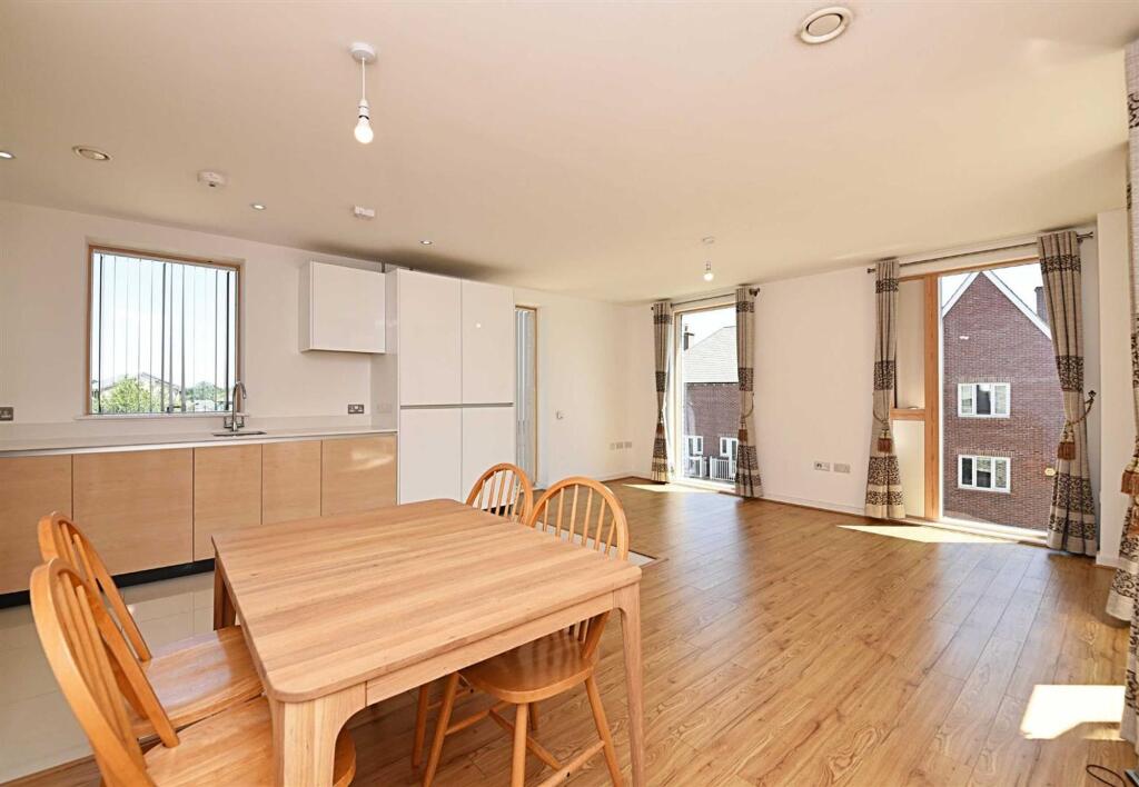 2 bed 1st Floor Flat for rent in Finchley. From Squires Estates - Mill Hill