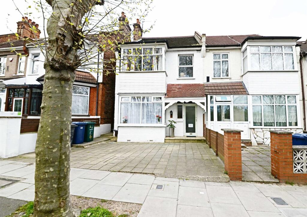 1 bed House (unspecified) for rent in London. From Squires Estates - Mill Hill